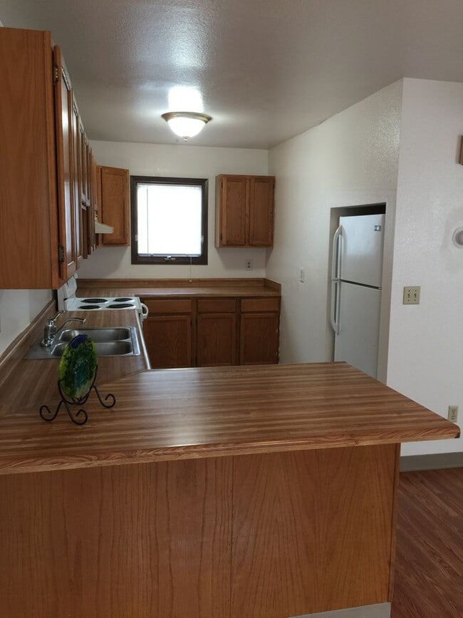 Building Photo - South Anchorage Beautiful 3 bed townhouse ...