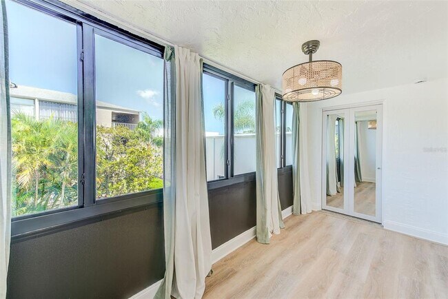Building Photo - 215 Valencia Blvd