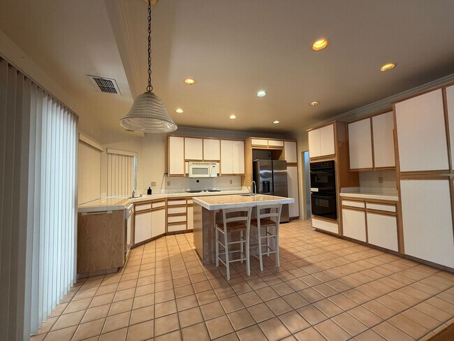 Building Photo - 625 Fox Hollow Way