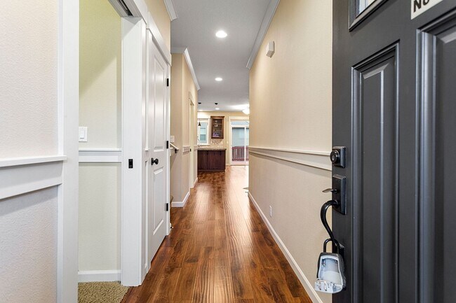 Building Photo - Excellent Condition Three Bedroom + Office, Fenced Backyard, Central AC
