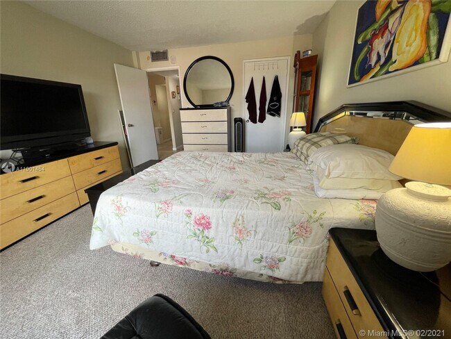 Building Photo - 8005 Lake Dr