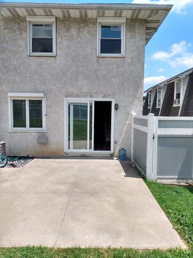 Building Photo - Very nice 3 bedroom Bethlehem Townhouse