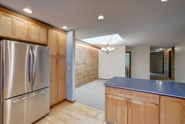 Building Photo - Parkwood Hills – Spacious 4 Bedroom, 3 Bat...