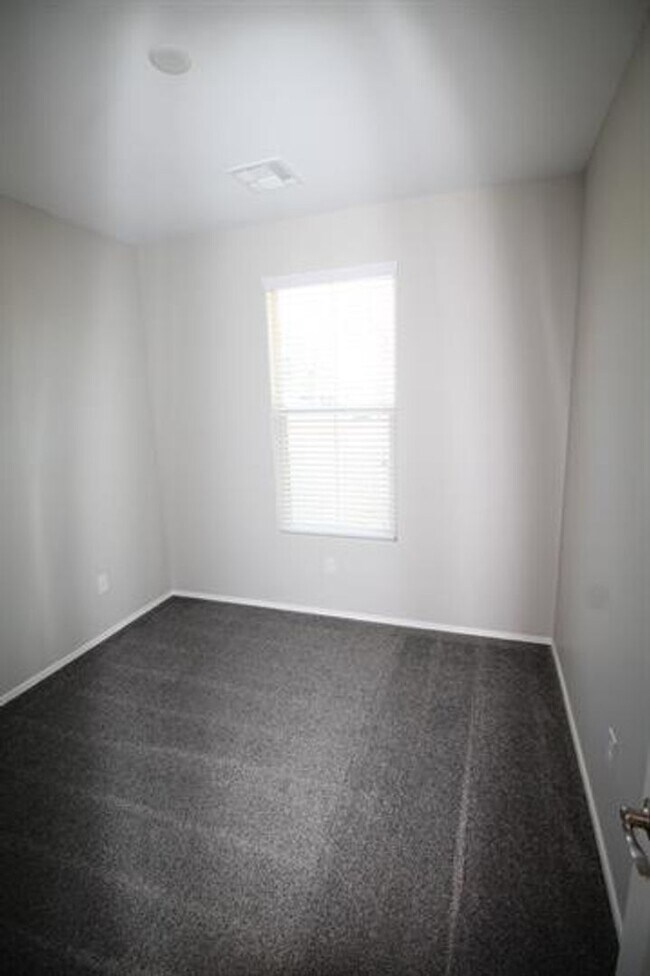 Building Photo - Desirable La Estancia Neighboorhood