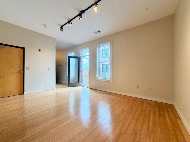 Building Photo - 1706 18th Ave S