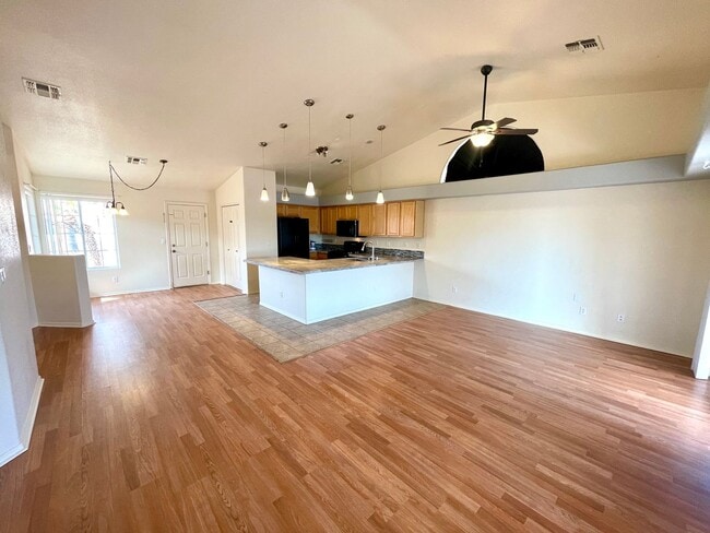 Building Photo - Cute 3 Bedroom Desert Lakes Golf Course Co...