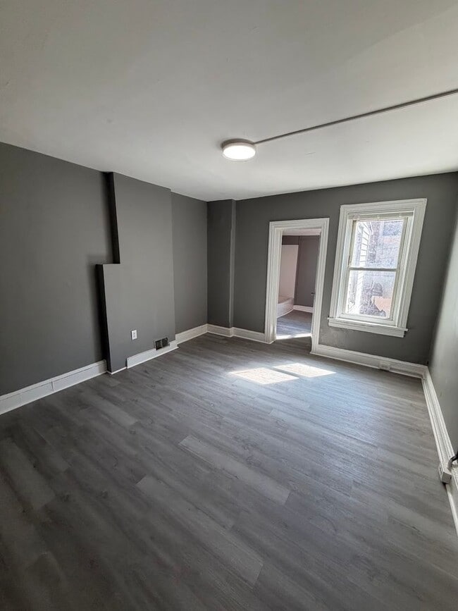 Building Photo - 4 Bedroom House