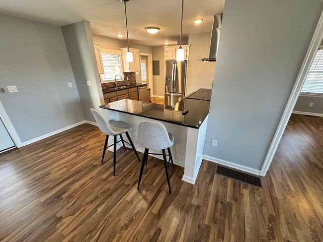 Building Photo - Beautiful House in Picadome! Off-Street Parking, W/D, Breakfast Bar, Deck, Fenced Backyard!