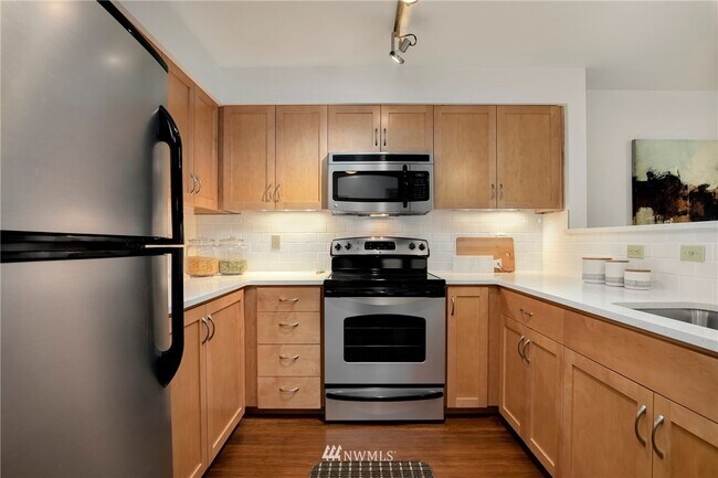 Building Photo - 827 Hiawatha Plz S