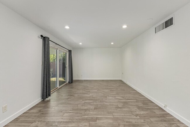 Building Photo - 6631 N 12th Pl