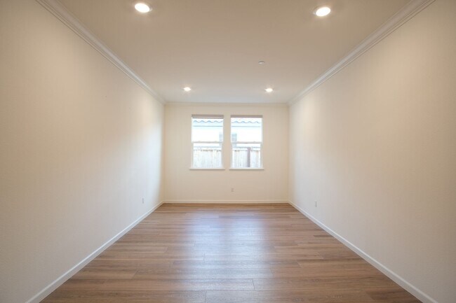 Building Photo - Stunning 4-bedroom 2.5 bathroom