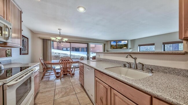 Building Photo - Well appointed, super clean condo - furnis...