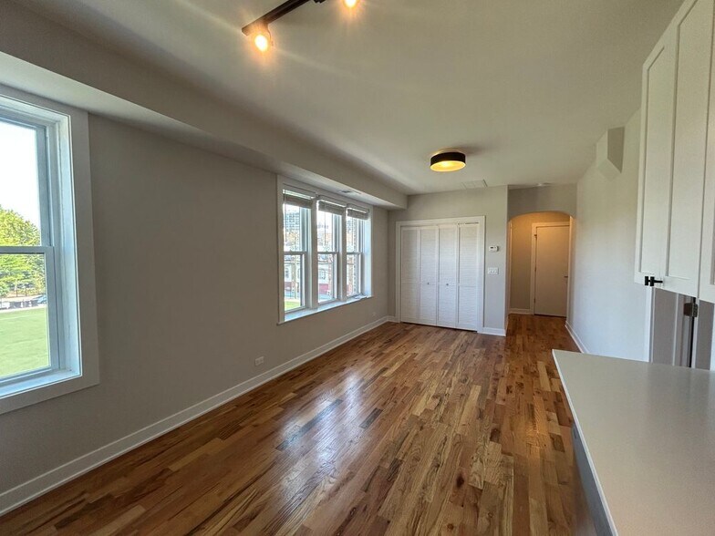 Building Photo - 656 W Wrightwood Ave
