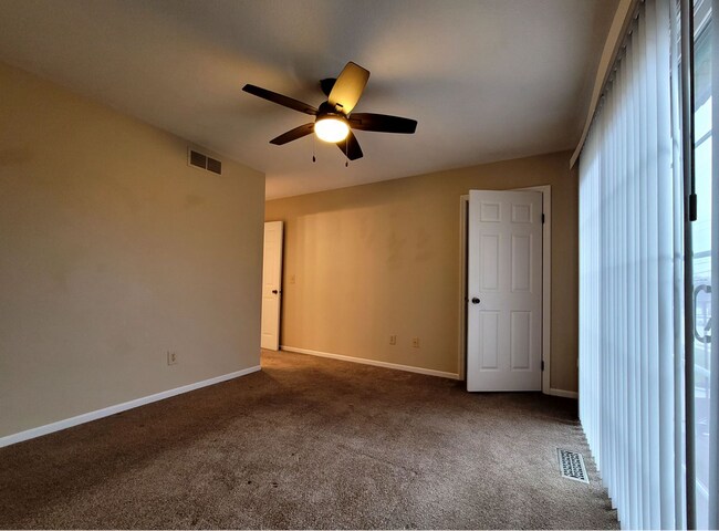 Building Photo - 2 bed 2.5 bath Townhouse condo in Butler Township