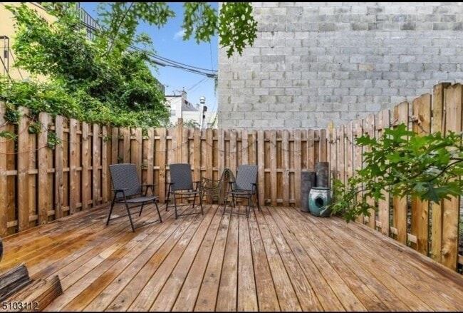 Building Photo - 114A Cottage St