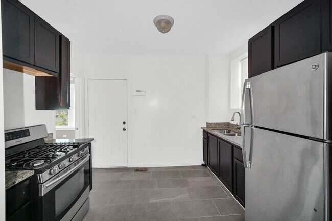 Building Photo - 1126 E 81st Pl