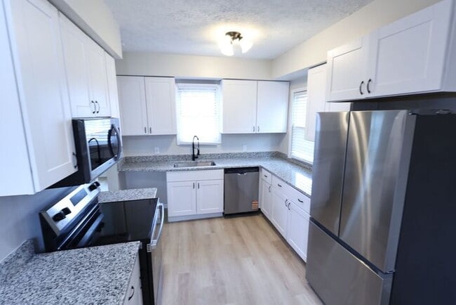 Building Photo - 686 East Ave