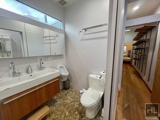 Building Photo - 1886 4BR 2BA Townhouse Duplex Renovated by...