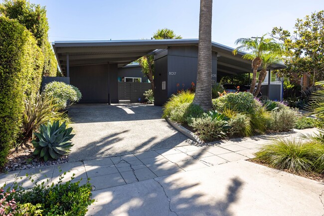 Primary Photo - Gorgeous 2 bedroom 2 bath twin home just b...
