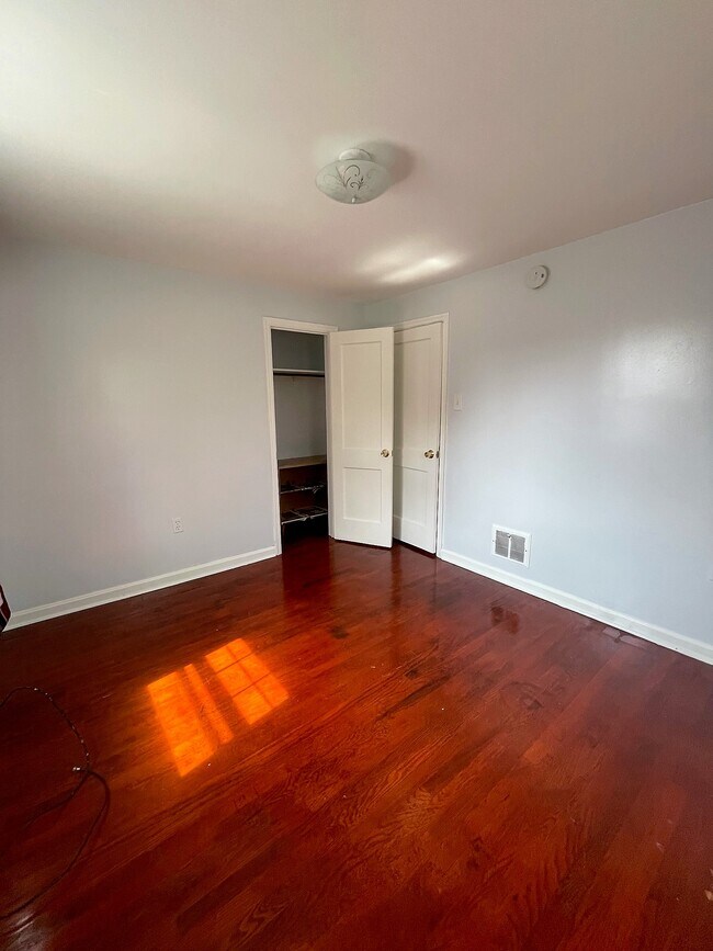 Building Photo - 627 S Ann St