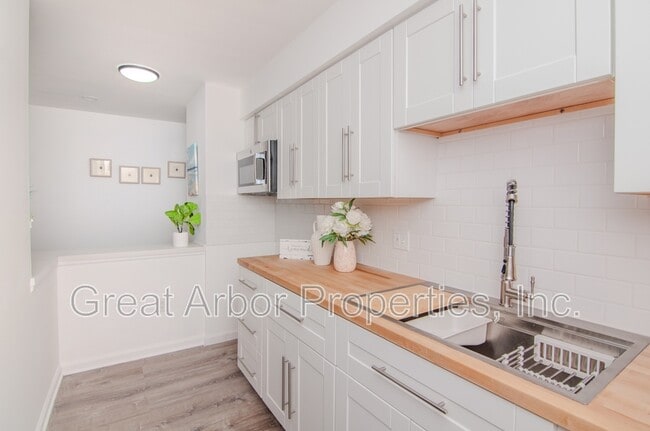 Building Photo - 4194 Packard St