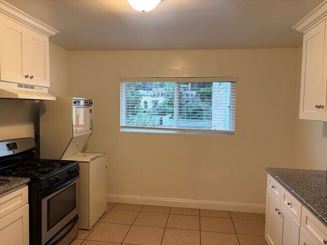 Building Photo - For Lease 2+1 Upstairs Duplex Ventura, CA