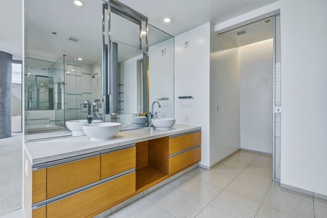 Building Photo - Veer Towers 602W-Strip and CityCenter Views form this Stunning 2Bd/2Ba Residence