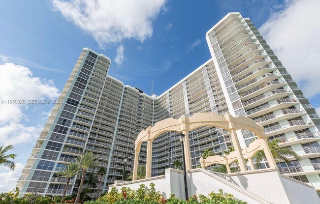 Building Photo - 7601 E Treasure Dr