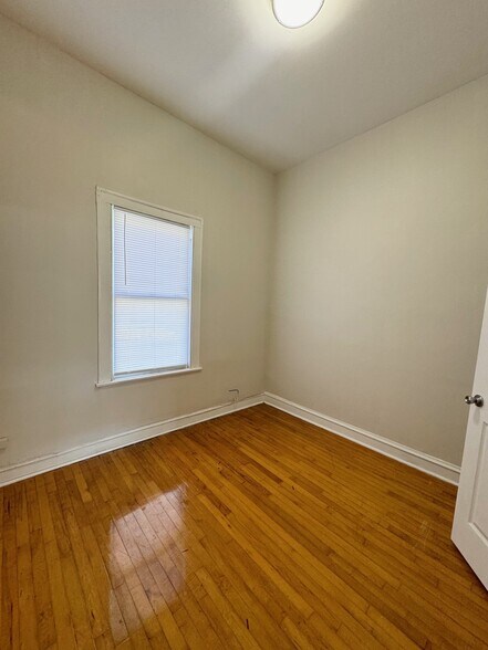 Building Photo - 2200 W 37th St