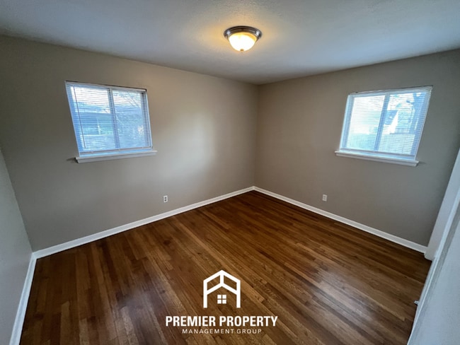 Building Photo - Beautiful 3BR/2BA Memphis Home with Hardwood Floors, Formal Dining & Fenced Yard