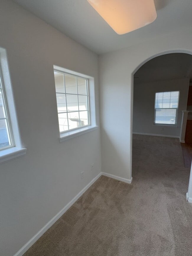 Building Photo - Spacious 2 Bed, 2 Bath Condo