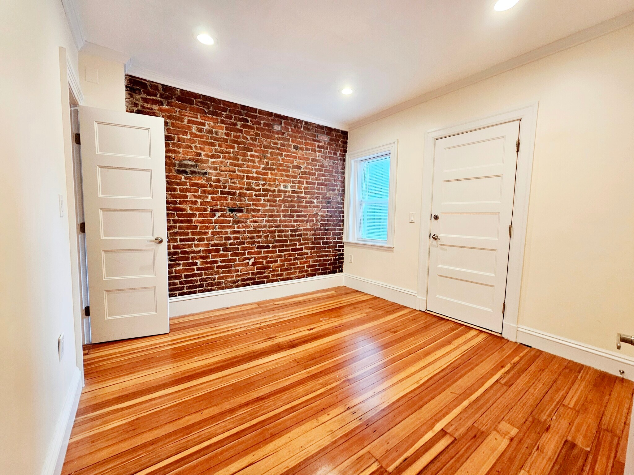 Building Photo - 1614 Beacon St