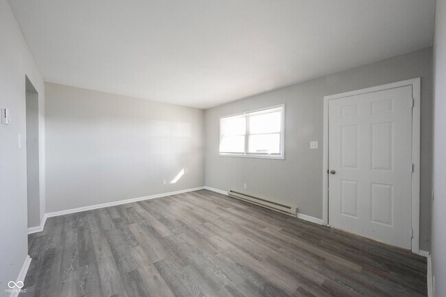 Building Photo - 570 US-52