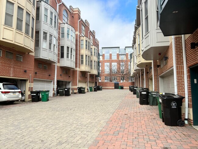Building Photo - 1686 N Quinn St