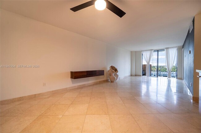 Building Photo - 2350 NE 135th St