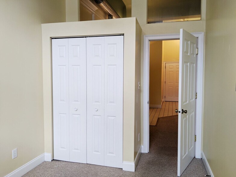 Building Photo - Redmen - Residential