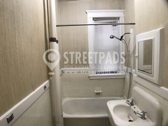 Building Photo - bedroom in Malden MA 02148