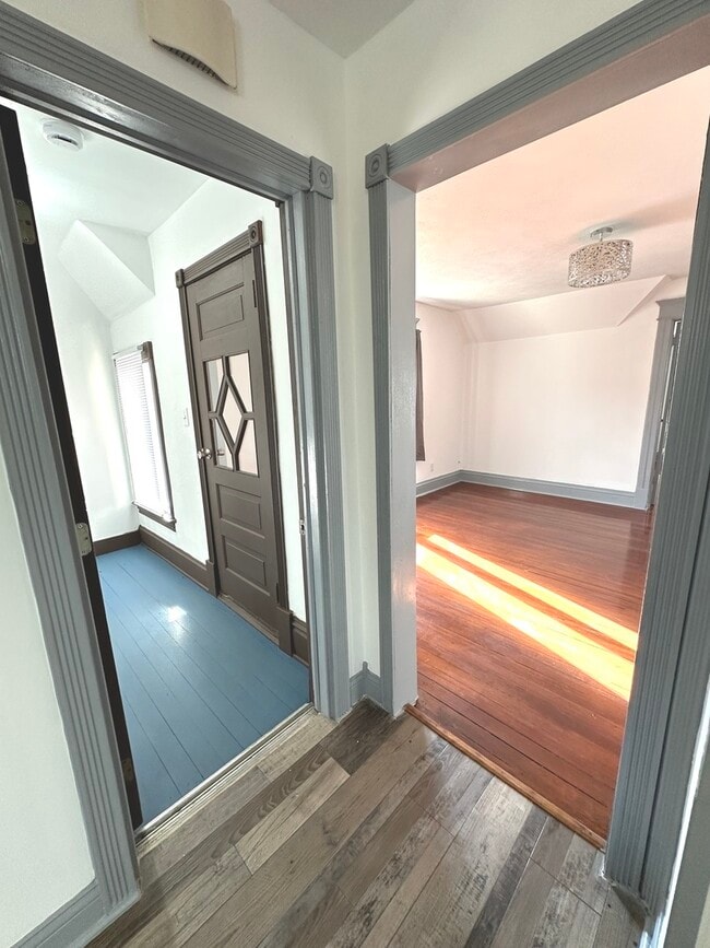 Building Photo - 408 S Gardiner Ave