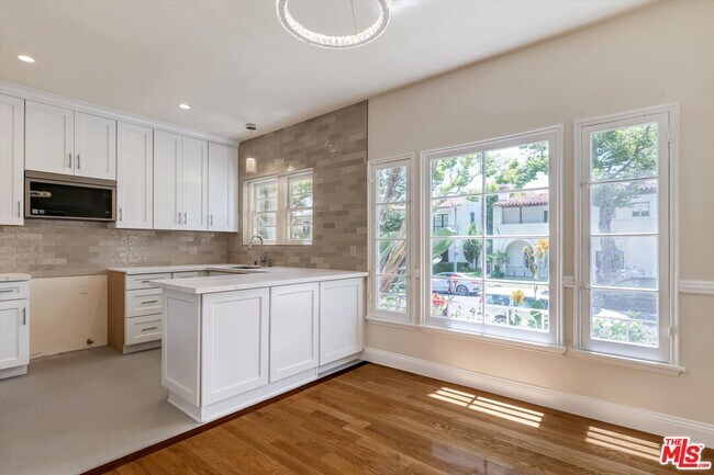 Building Photo - 9945 Robbins Dr