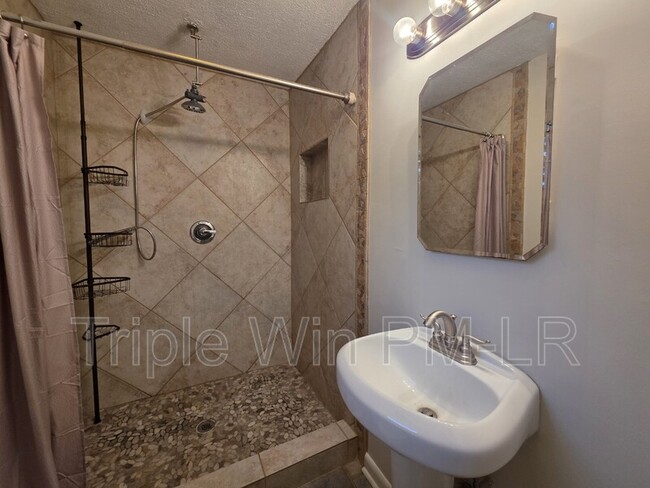 Building Photo - 5425 Chauvin Dr