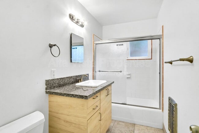 Building Photo - 425 Bonair St