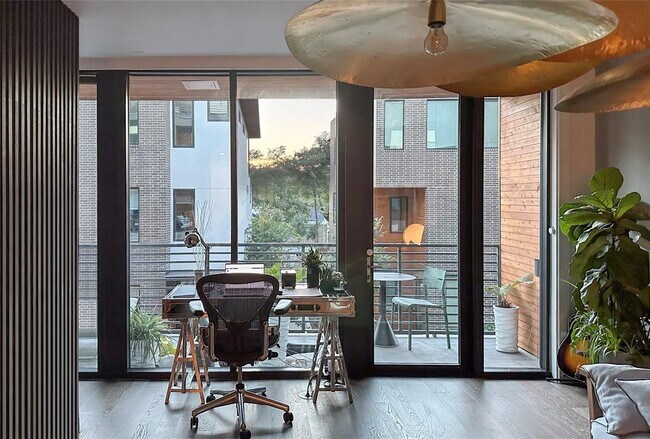 Building Photo - 900 S 1st St