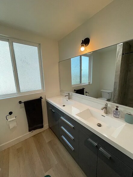 Building Photo - 3632 Amesbury Rd