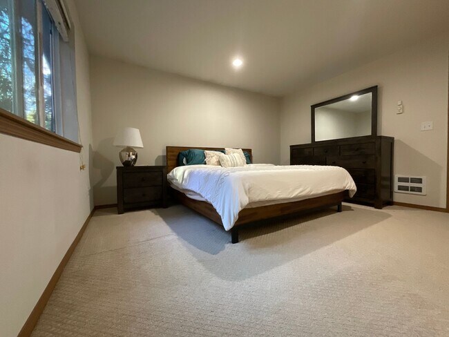 Building Photo - Beautiful 3 Bedroom, 2.5 Bath Home in Clearwood Community!