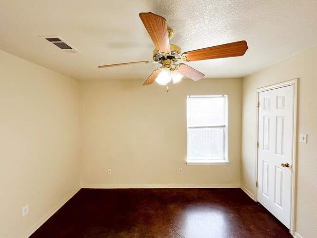 Building Photo - 1913 Charleston Ct