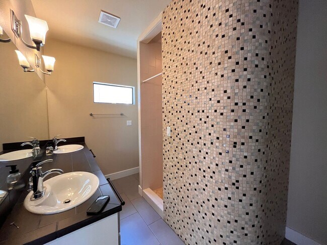 Building Photo - Modern Townhouse Near Mueller