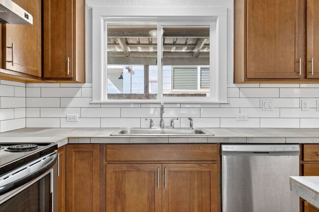 Building Photo - 4 bedroom: Single Level SE Portland Home