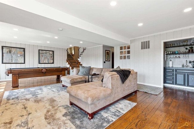 Building Photo - Price reduction on this beautiful family home with the best views in the city!  $3950/mo!!