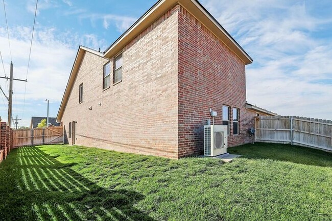 Building Photo - 7628 Woodford Ave