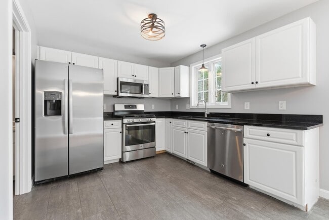 Building Photo - 6 Mulberry Ln